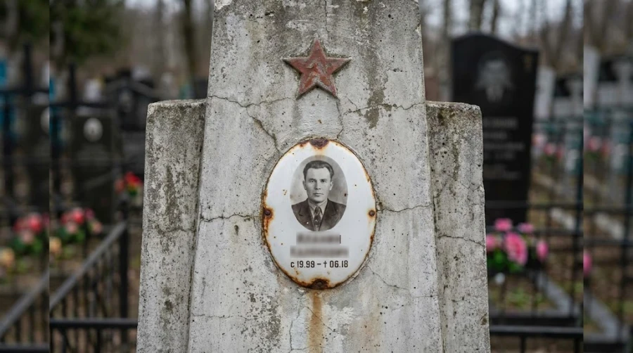 sovetskiy-pamyatnik-s-fototablichkoy